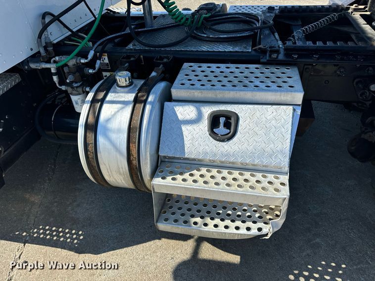 image for item DV1962 2016 Kenworth T370 semi truck