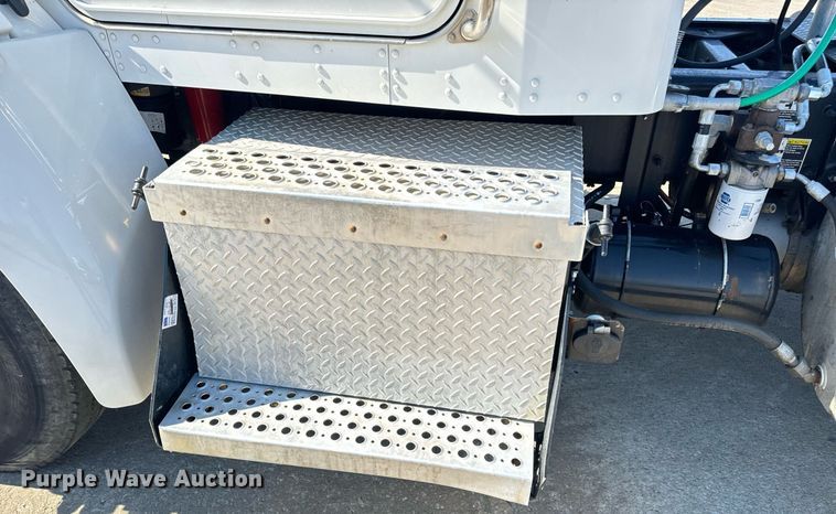 image for item DV1962 2016 Kenworth T370 semi truck