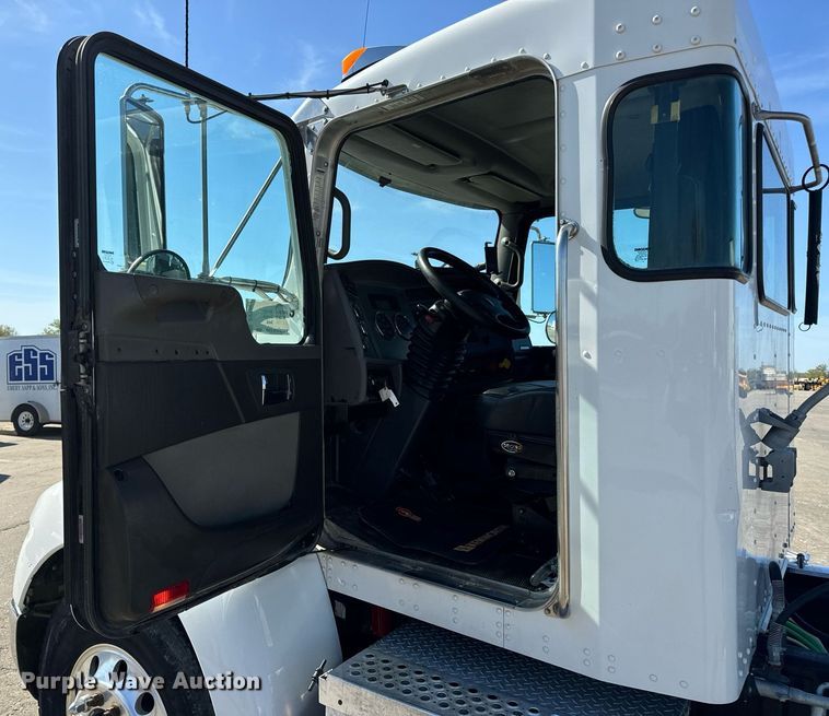 image for item DV1962 2016 Kenworth T370 semi truck
