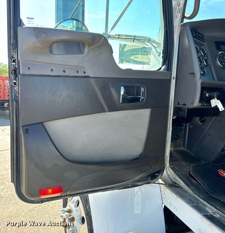 image for item DV1962 2016 Kenworth T370 semi truck