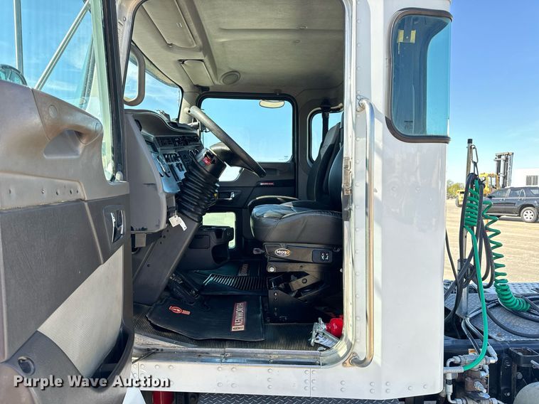 image for item DV1962 2016 Kenworth T370 semi truck