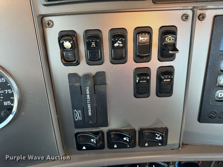 image for item DV1962 2016 Kenworth T370 semi truck