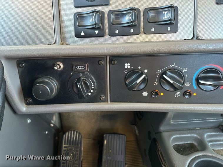 image for item DV1962 2016 Kenworth T370 semi truck