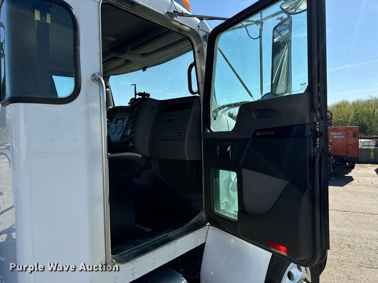 image for item DV1962 2016 Kenworth T370 semi truck