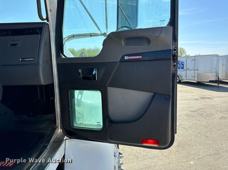 image for item DV1962 2016 Kenworth T370 semi truck