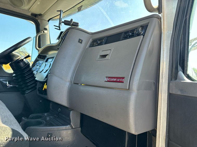 image for item DV1962 2016 Kenworth T370 semi truck