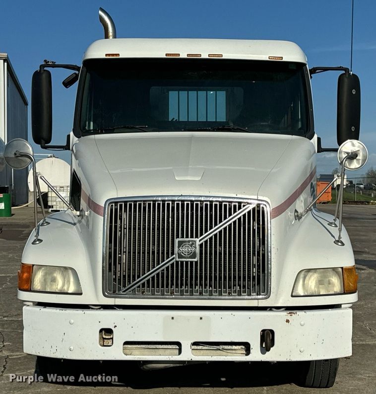 image for item DV1963 1999 Volvo VN semi truck