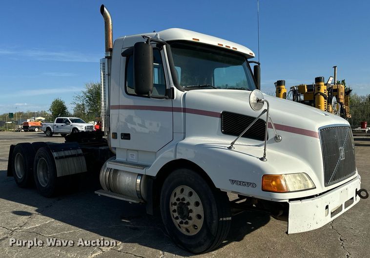 image for item DV1963 1999 Volvo VN semi truck