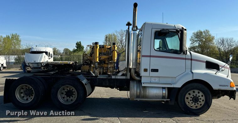 image for item DV1963 1999 Volvo VN semi truck