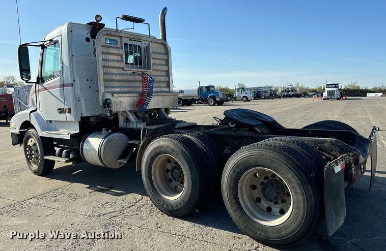 image for item DV1963 1999 Volvo VN semi truck