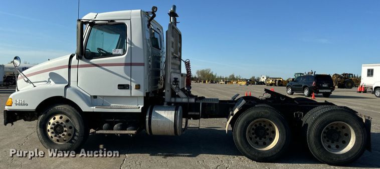 image for item DV1963 1999 Volvo VN semi truck