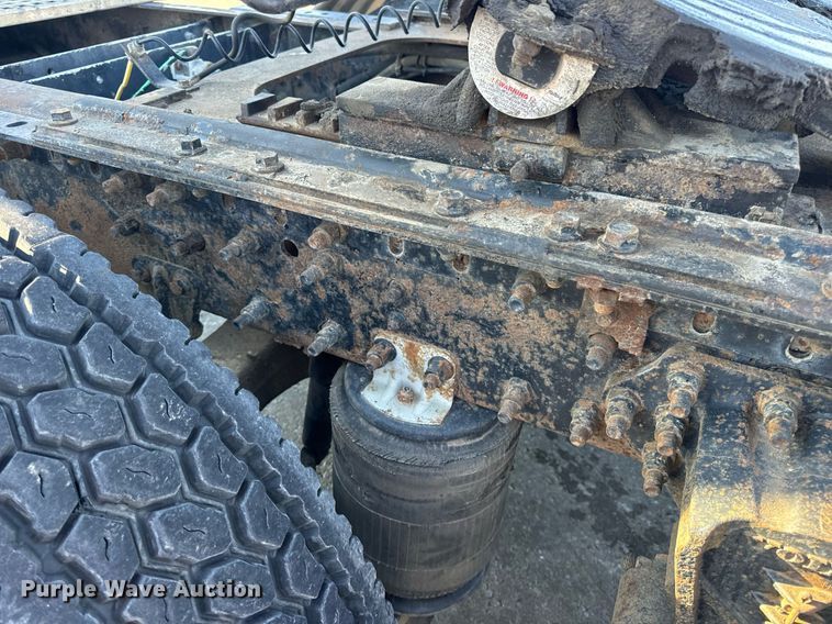 image for item DV1963 1999 Volvo VN semi truck