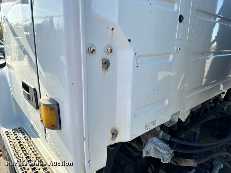 image for item DV1963 1999 Volvo VN semi truck