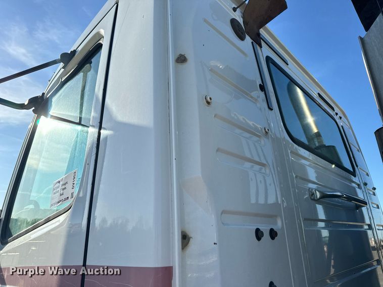 image for item DV1963 1999 Volvo VN semi truck