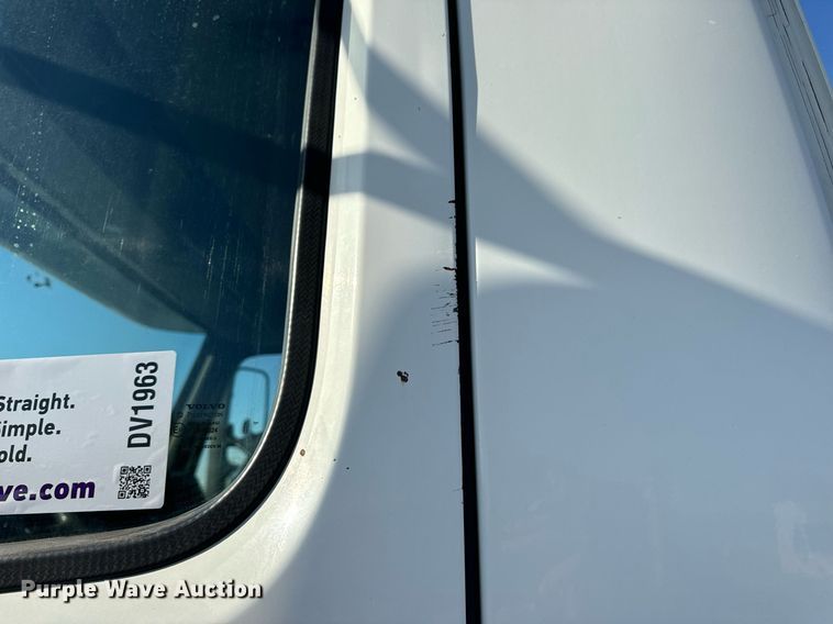 image for item DV1963 1999 Volvo VN semi truck