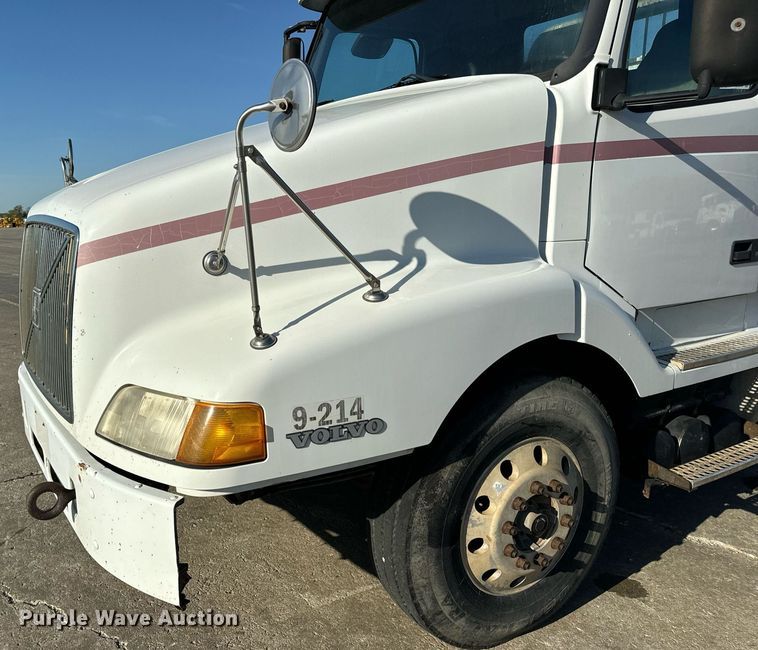 image for item DV1963 1999 Volvo VN semi truck