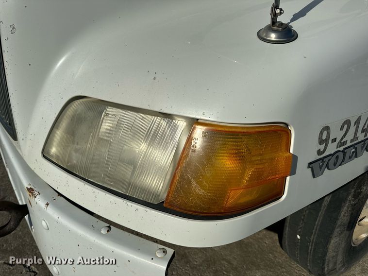 image for item DV1963 1999 Volvo VN semi truck