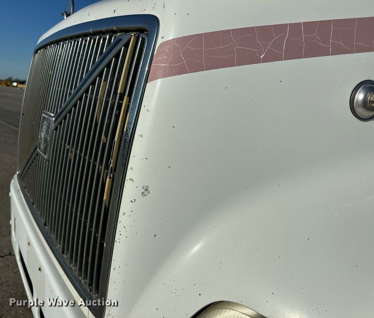 image for item DV1963 1999 Volvo VN semi truck