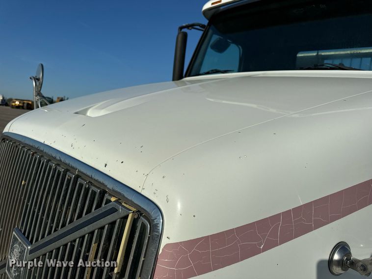 image for item DV1963 1999 Volvo VN semi truck