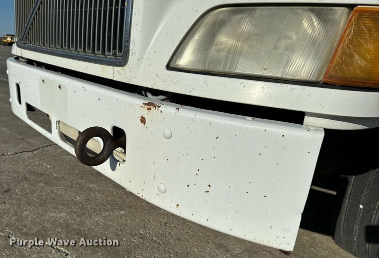 image for item DV1963 1999 Volvo VN semi truck