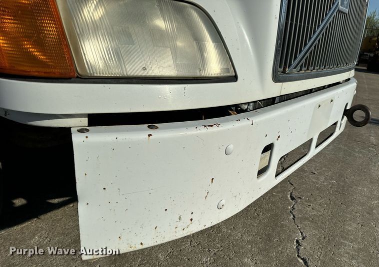 image for item DV1963 1999 Volvo VN semi truck