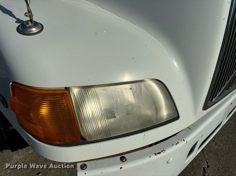 image for item DV1963 1999 Volvo VN semi truck