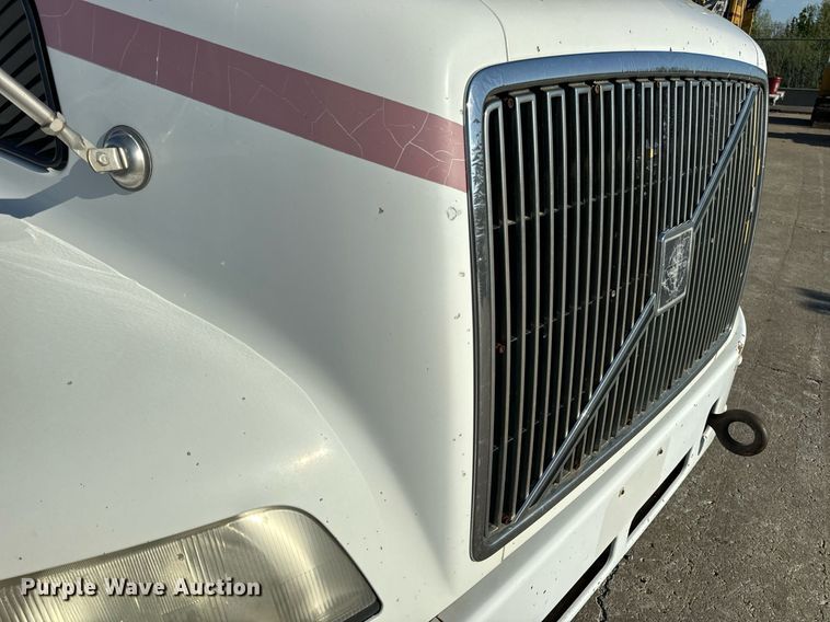 image for item DV1963 1999 Volvo VN semi truck