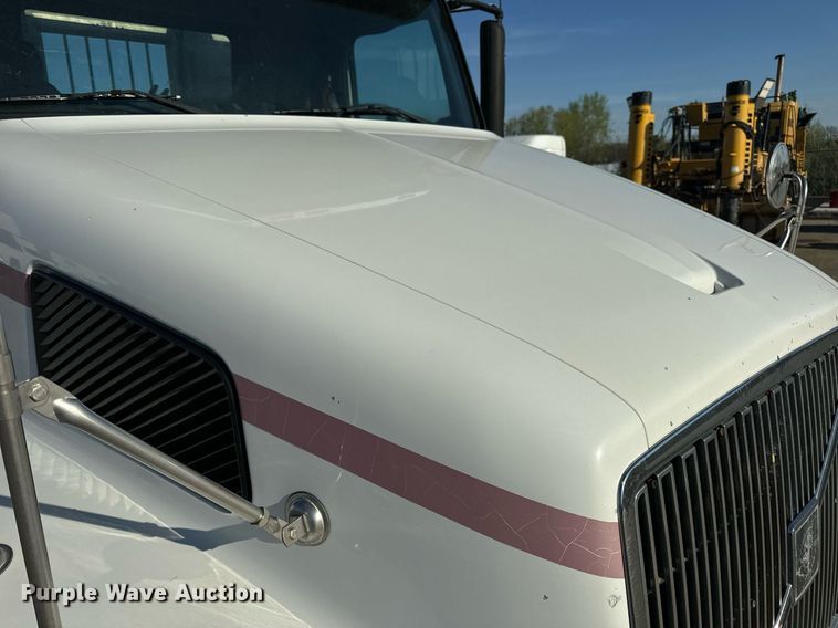 image for item DV1963 1999 Volvo VN semi truck