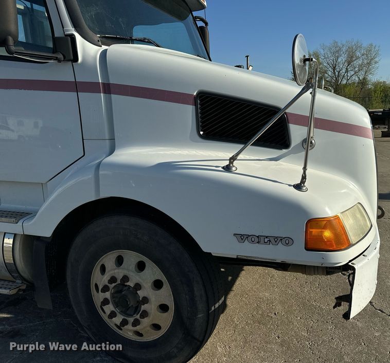 image for item DV1963 1999 Volvo VN semi truck