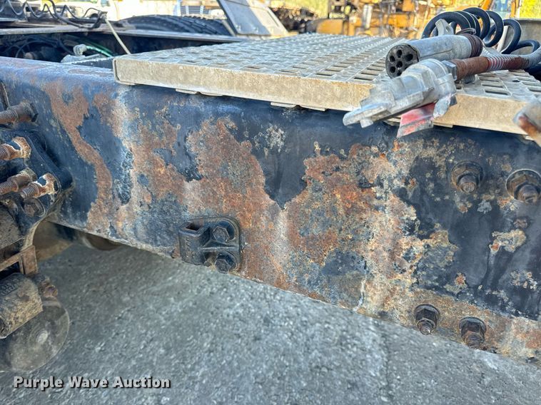 image for item DV1963 1999 Volvo VN semi truck