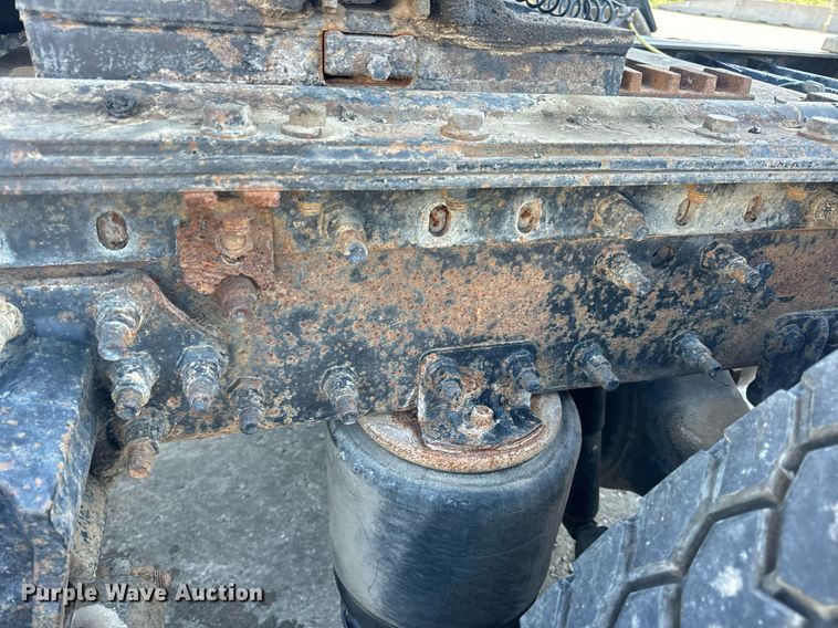 image for item DV1963 1999 Volvo VN semi truck