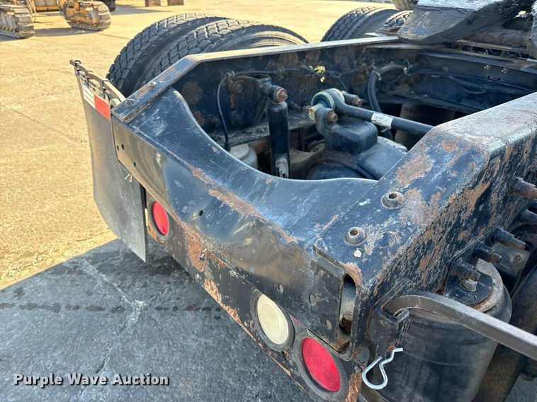 image for item DV1963 1999 Volvo VN semi truck