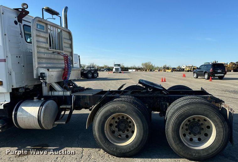 image for item DV1963 1999 Volvo VN semi truck