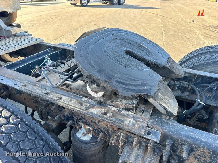 image for item DV1963 1999 Volvo VN semi truck