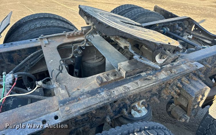 image for item DV1963 1999 Volvo VN semi truck