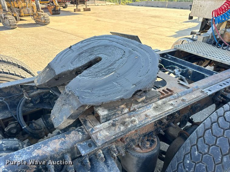 image for item DV1963 1999 Volvo VN semi truck