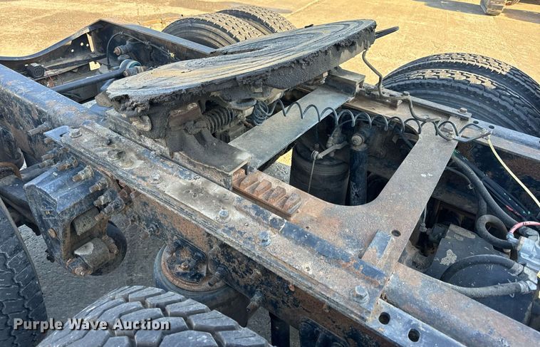 image for item DV1963 1999 Volvo VN semi truck