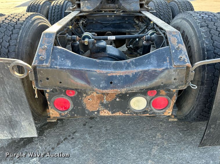 image for item DV1963 1999 Volvo VN semi truck