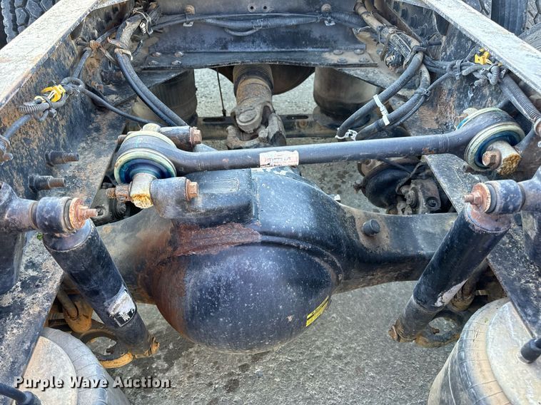 image for item DV1963 1999 Volvo VN semi truck