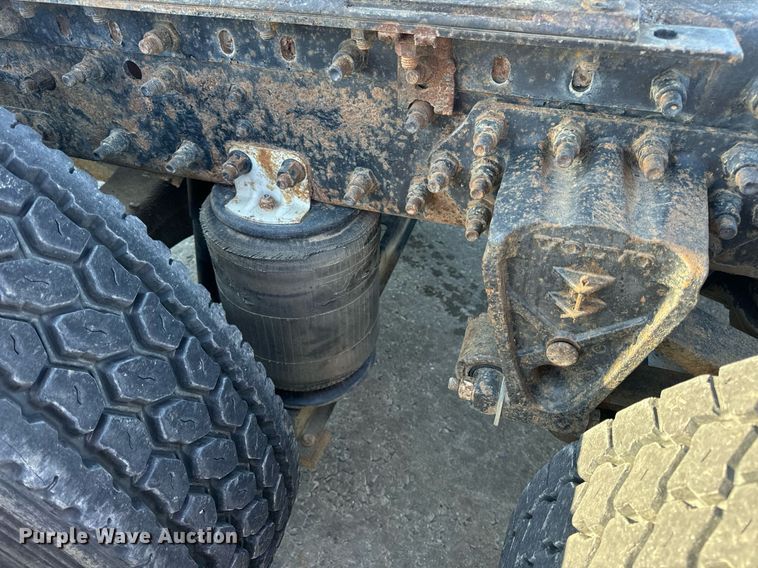 image for item DV1963 1999 Volvo VN semi truck