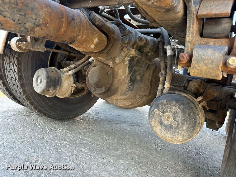 image for item DV1963 1999 Volvo VN semi truck