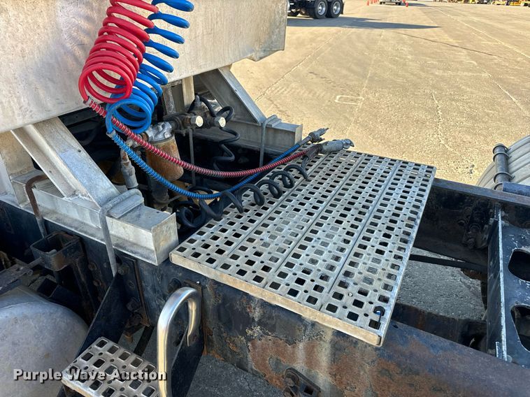 image for item DV1963 1999 Volvo VN semi truck