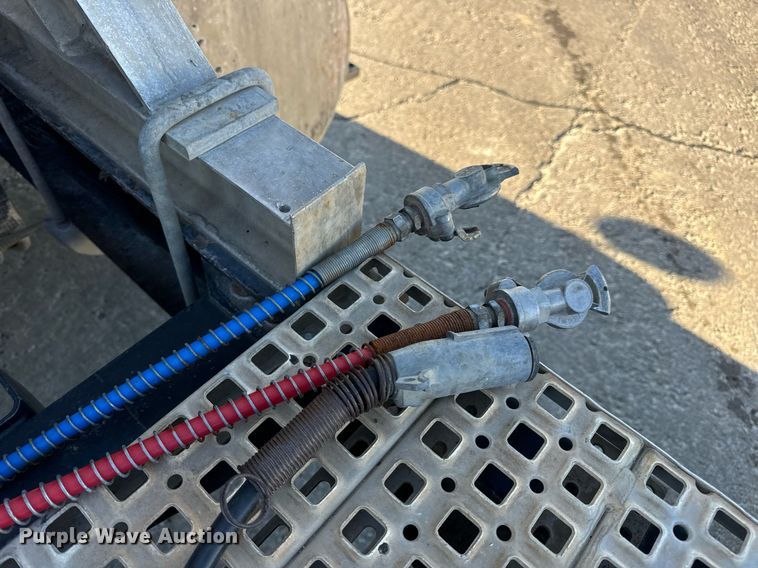 image for item DV1963 1999 Volvo VN semi truck