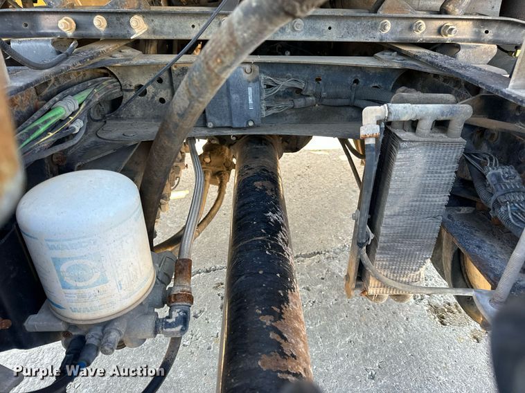 image for item DV1963 1999 Volvo VN semi truck