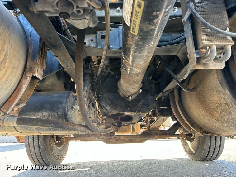 image for item DV1963 1999 Volvo VN semi truck