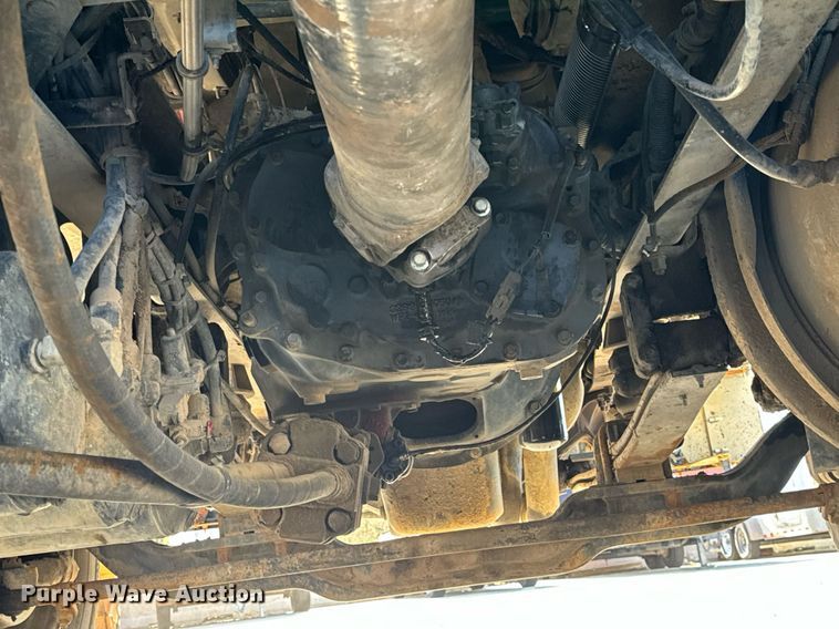 image for item DV1963 1999 Volvo VN semi truck