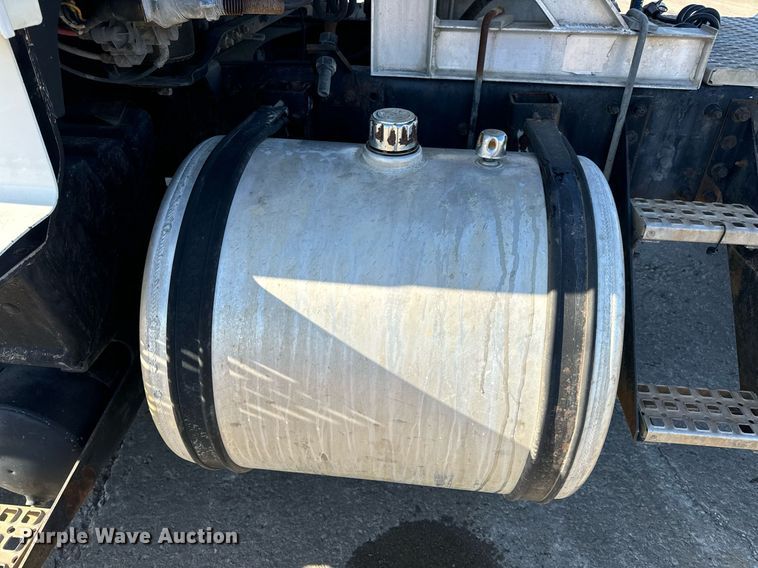 image for item DV1963 1999 Volvo VN semi truck