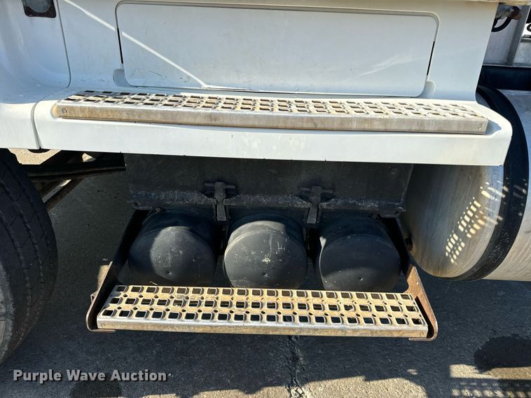 image for item DV1963 1999 Volvo VN semi truck