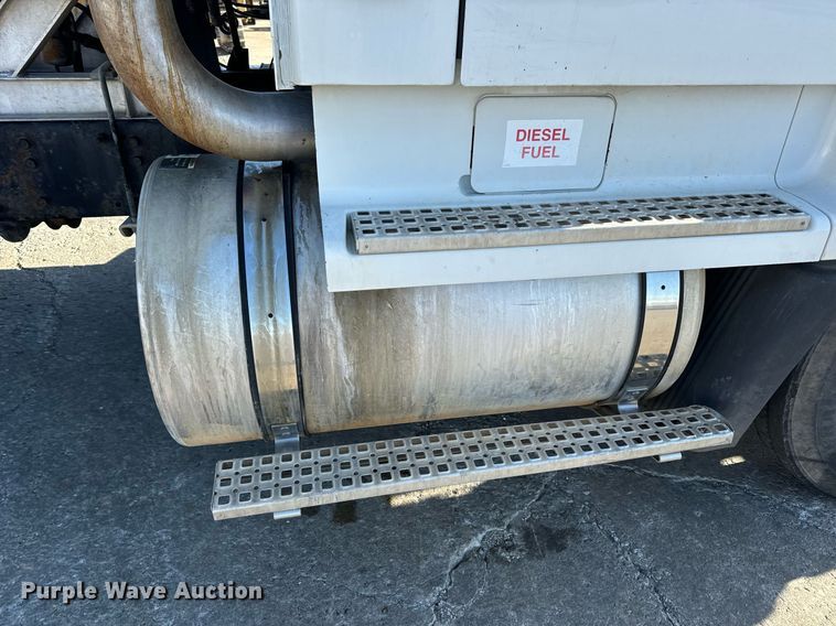 image for item DV1963 1999 Volvo VN semi truck