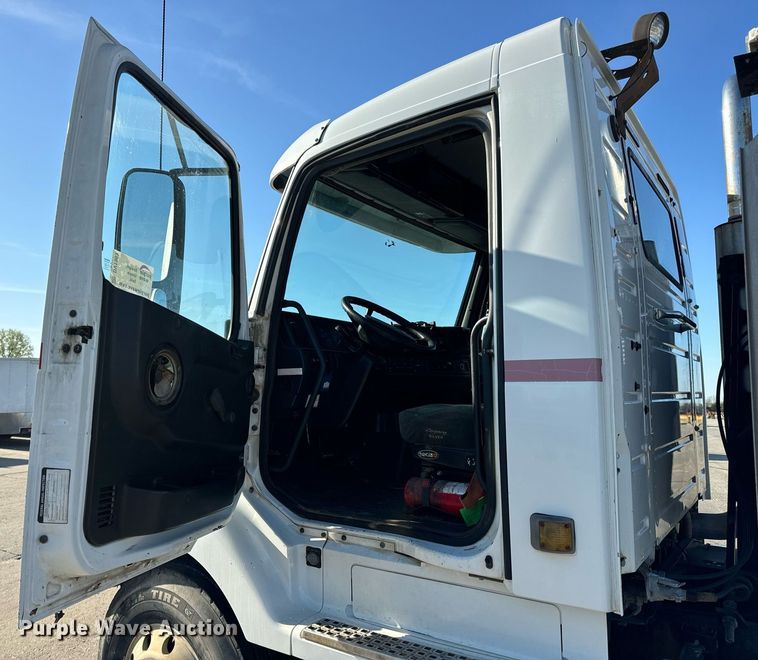 image for item DV1963 1999 Volvo VN semi truck